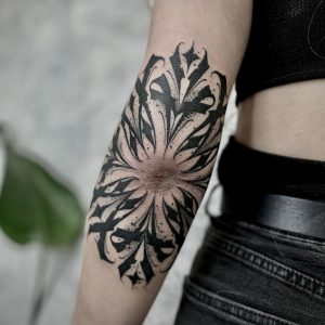 Tetování ve stylu blackwork. Motiv abstrakce. Malá kérka. Tetoval Adam Šárka.