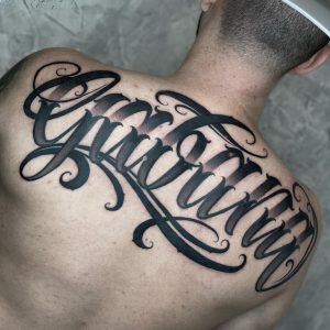 Tetování ve stylu lettering. Motiv nápis. Střední kérka. Tetoval Adam Šárka.