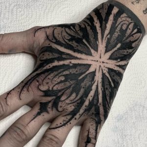 Tetování ve stylu blackwork. Motiv abstrakce. Malá kérka. Tetoval Adam Šárka.