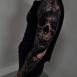 Tetování ve stylu black and grey, realistic. Motiv lebka. Střední kérka. Tetovala Iris.