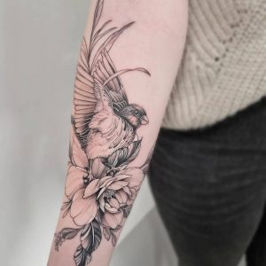 Tetování ve stylu realistic. Motiv květiny, zvířata. Střední kérka. Tetovala Iris.