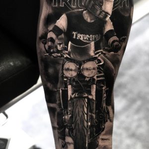 Tetování ve stylu black and grey, realistic. Motiv lidé. Střední kérka. Tetoval Miroslav Skokanič.