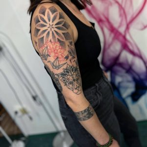 Tetování ve stylu dotwork. Motiv ornamenty. Střední kérka. Tetovala Veronika Barešová.