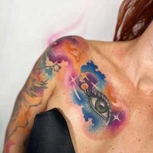 Tetování ve stylu watercolor. Motiv abstrakce. Střední kérka. Tetovala Veronika Barešová.