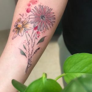 Tetování ve stylu watercolor. Motiv květiny. Malá kérka. Tetovala Bublina.