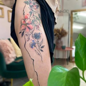 Tetování ve stylu watercolor. Motiv květiny. Střední kérka. Tetovala Bublina.