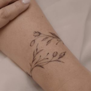 Tetování ve stylu fineline. Motiv květiny. Mini kérka. Tetovala Eva Dařbujanová.