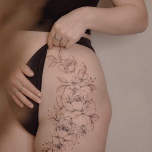 Tetování ve stylu fineline. Motiv květiny. Střední kérka. Tetovala Eva Dařbujanová.