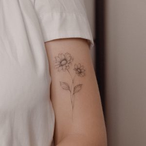 Tetování ve stylu fineline. Motiv květiny. Malá kérka. Tetovala Eva Dařbujanová.
