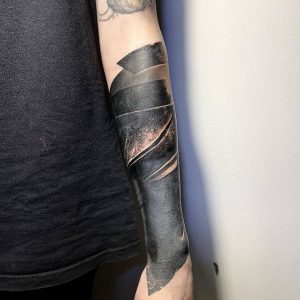 Tetování ve stylu blackwork. Motiv abstrakce. Střední kérka. Tetoval Josef Devera.