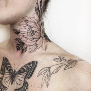 Tetování ve stylu linework. Motiv květiny. Malá kérka. Tetovala Vaness Poll.