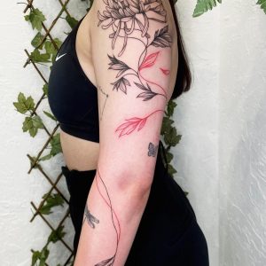 Tetování ve stylu linework. Motiv květiny. Velká kérka. Tetovala Vaness Poll.