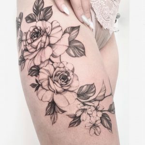 Tetování ve stylu fineline. Motiv květiny. Střední kérka. Tetovala Vaness Poll.