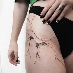 Tetování ve stylu blackwork. Motiv abstrakce. Střední kérka. Tetovala Vaness Poll.