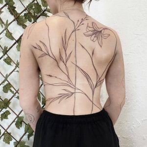 Tetování ve stylu fineline. Motiv květiny. Kolosální kérka. Tetovala Vaness Poll.