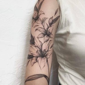 Tetování ve stylu fineline. Motiv květiny. Střední kérka. Tetovala Vaness Poll.