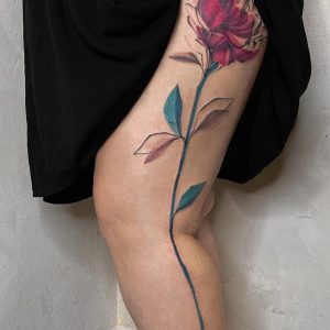 Tetování ve stylu watercolor. Motiv květiny. Střední kérka. Tetovala Žaneta Lásková.
