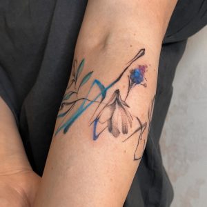 Tetování ve stylu watercolor. Motiv abstrakce. Malá kérka. Tetovala Žaneta Lásková.