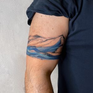 Tetování ve stylu watercolor. Motiv abstrakce. Malá kérka. Tetovala Žaneta Lásková.