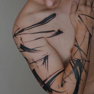 Tetování ve stylu blackwork. Motiv abstrakce. Velká kérka. Tetovala Olya Bartno.