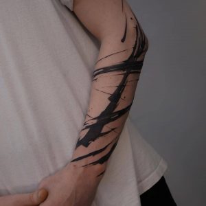 Tetování ve stylu blackwork. Motiv abstrakce. Střední kérka. Tetovala Olya Bartno.