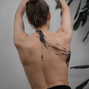 Tetování ve stylu blackwork. Motiv abstrakce. Střední kérka. Tetovala Olya Bartno.