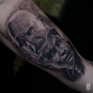 Tetování ve stylu black and grey, realistic. Motiv portrét. Střední kérka. Tetoval Arpad Neszmery.