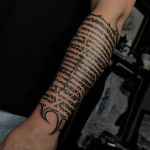 Tetování ve stylu blackwork. Motiv abstrakce. Střední kérka. Tetoval OG ink.