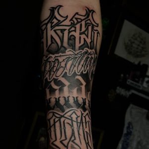 Tetování ve stylu lettering. Motiv nápis. Střední kérka. Tetoval OG ink.