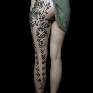 Tetování ve stylu dotwork. Motiv mandala. Velká kérka. Tetovala Adina.