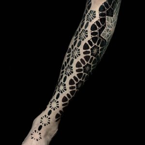 Tetování ve stylu dotwork. Motiv mandala. Střední kérka. Tetovala Adina.