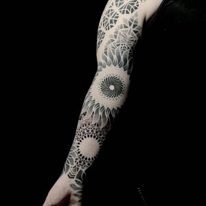 Tetování ve stylu dotwork. Motiv mandala. Velká kérka. Tetovala Adina.
