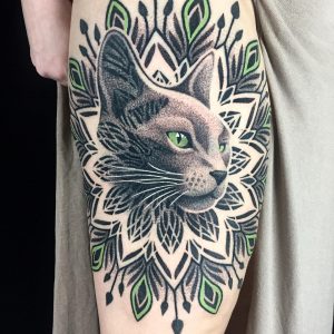 Tetování ve stylu dotwork. Motiv mandala, zvířata. Střední kérka. Tetovala Adina.