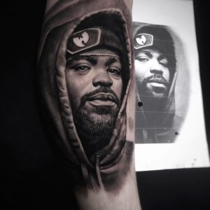 Tetování ve stylu black and grey, realistic. Motiv portrét. Střední kérka. Tetoval Daniel Pravda.