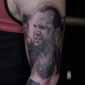 Tetování ve stylu black and grey, realistic. Motiv lidé. Střední kérka. Tetoval Arpad Neszmery.