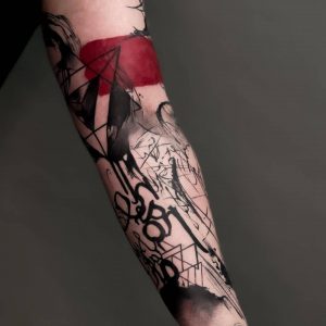 Tetování ve stylu trash polka. Motiv abstrakce. Střední kérka. Tetovala Veronika Hanuliakova.
