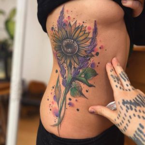 Tetování ve stylu watercolor. Motiv květiny. Střední kérka. Tetovala Zdeňka Vyhlídková.