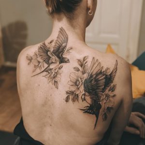 Tetování ve stylu fineline. Motiv květiny, zvířata. Velká kérka. Tetoval Katerina Skurková.