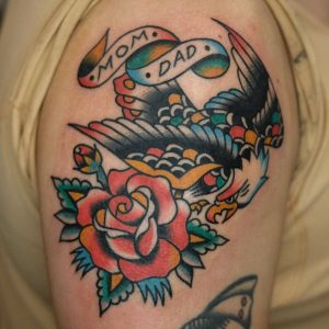 Tetování ve stylu traditional. Motiv květiny, zvířata. Malá kérka. Tetoval Robert Illes.