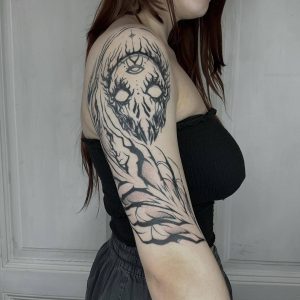 Tetování ve stylu blackwork. Motiv abstrakce. Střední kérka. Tetovala Andrea Macej.