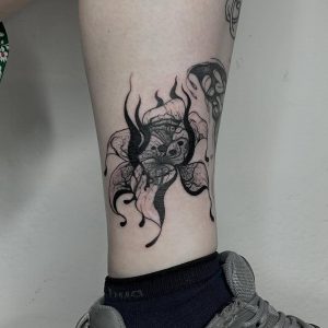 Tetování ve stylu blackwork. Motiv abstrakce. Malá kérka. Tetovala Andrea Macej.