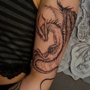 Tetování ve stylu blackwork. Motiv drak. Střední kérka. Tetovala Denisa Mádleová.