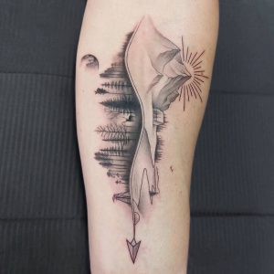 Tetování ve stylu black and grey. Motiv abstrakce, příroda. Malá kérka. Tetovala Kristýna Pražáková.