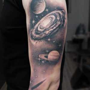 Tetování ve stylu realistic. Motiv vesmír. Střední kérka. Tetovala Kristýna Pražáková.