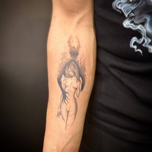 Tetování ve stylu blackwork. Motiv fantasy. Malá kérka. Tetoval Majky.