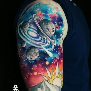 Tetování ve stylu watercolor. Motiv vesmír. Střední kérka. Tetovala Mirik Art.