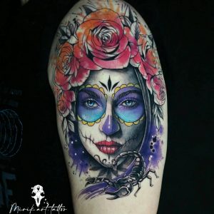 Tetování ve stylu watercolor. Motiv květiny, portrét. Střední kérka. Tetovala Mirik Art.