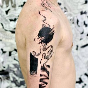 Tetování ve stylu blackwork. Motiv abstrakce. Střední kérka. Tetoval Padoš.