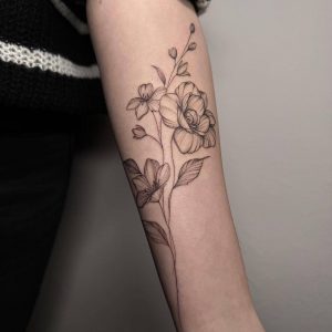 Tetování ve stylu linework. Motiv květiny. Malá kérka. Tetovala Stella Pálinkášová.