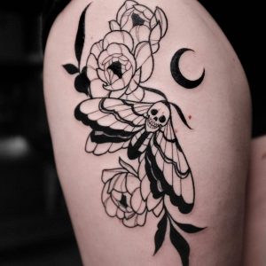 Tetování ve stylu blackwork. Motiv květiny, zvířata. Střední kérka. Tetovala An Tattoo.